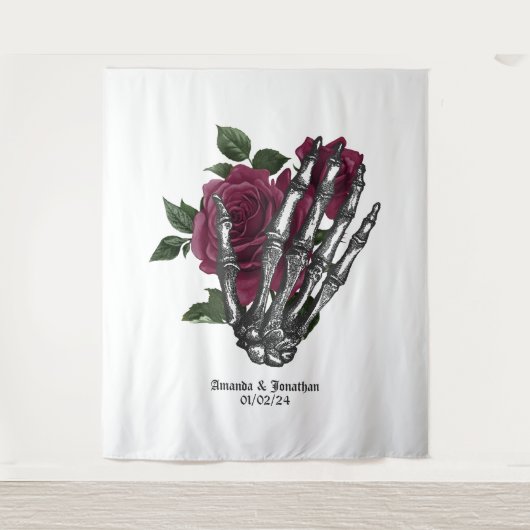 Whimsical Burgundy Bloral Skelett Gothic Wedding Wandteppich (Vorderseite)