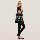 Whimsical Butterfly Symphony: Lebhafte Farben Tasche (Am Model)
