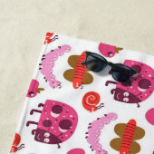 Whimsical Cartoon Bugs und Fruchtmuster Strandtuch (Beispiel)
