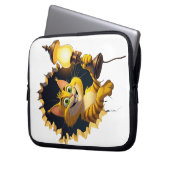 Whimsical Cartoon Cat Holen einer Lampe durch eine Laptopschutzhülle (Vorderseite Links)