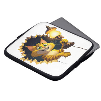 Whimsical Cartoon Cat Holen einer Lampe durch eine Laptopschutzhülle