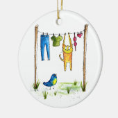 Whimsical Cat auf einer Wäscheleine Keramik Ornament (Links)