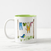 Whimsical Cat auf einer Wäscheleine Zweifarbige Tasse (Links)
