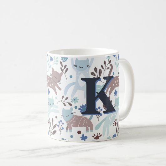Whimsical Cat Pattern, Blaugraues Monogramm Kaffeetasse (VorderseiteRechts)