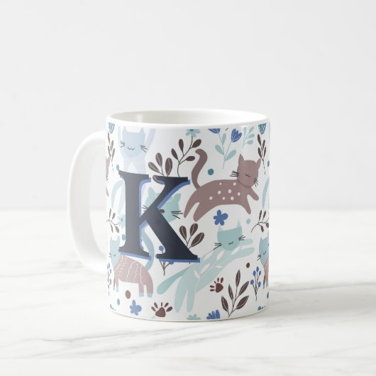 Whimsical Cat Pattern, Blaugraues Monogramm Kaffeetasse (Vorderseite Links)
