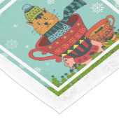 Whimsical Cat Sitzen in einem Teacup Weihnachten Kurzer Tischläufer (Ecke)