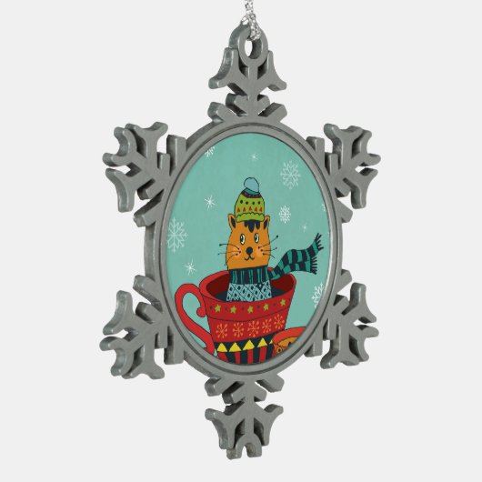 Whimsical Cat Sitzen in einem Teacup Weihnachten Schneeflocken Zinn-Ornament (Links)