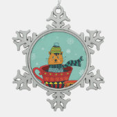 Whimsical Cat Sitzen in einem Teacup Weihnachten Schneeflocken Zinn-Ornament (Vorderseite)