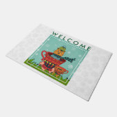 Whimsical Cat Sitzen in einem Teacup Willkommen Fußmatte (Schrägansicht)