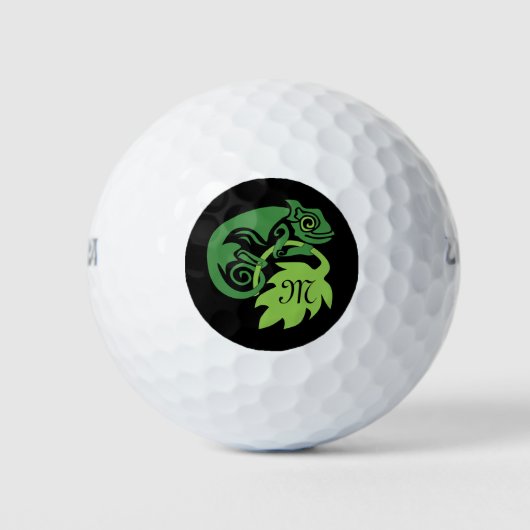 Whimsical Chameleon Klettern auf Hopfen Monogram Golfball (Vorderseite)