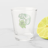 Whimsical Chameleon Klettern auf Hopfen Monogram Schnapsglas (Rückseite)