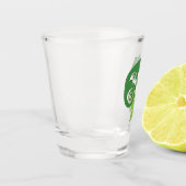 Whimsical Chameleon Klettern auf Hopfen Monogram Schnapsglas (Links)