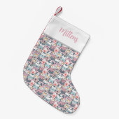 Whimsical Charm Mit Monogramm, multiGemusterte Kat Kleiner Weihnachtsstrumpf (Vorderansicht (hängend))