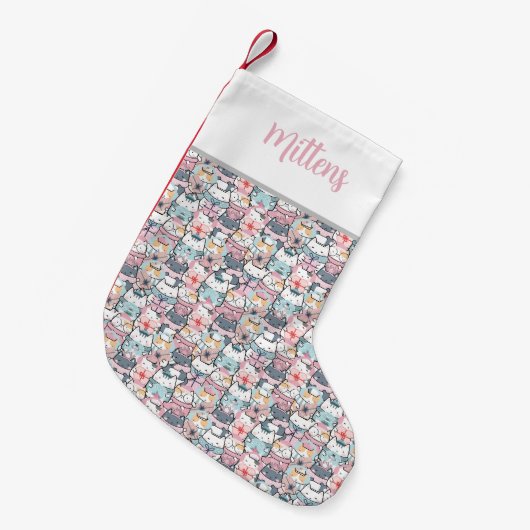 Whimsical Charm Mit Monogramm, multiGemusterte Kat Kleiner Weihnachtsstrumpf (Vorderansicht (hängend))