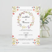 Whimsical Charm Wild Blume Wreath Foto Hochzeit Einladung (Stehend Vorderseite)