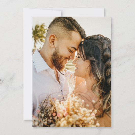 Whimsical Charm Wild Blume Wreath Foto Hochzeit Einladung (Rückseite)