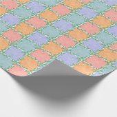 Whimsical Checkered Tile mit grünen Reben Geschenkpapier (Ecke)