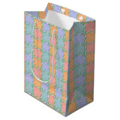 Whimsical Checkered Tile mit grünen Reben Mittlere Geschenktüte (Vorderseite Schrägansicht)