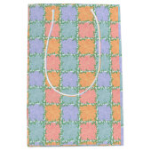 Whimsical Checkered Tile mit grünen Reben Mittlere Geschenktüte (Vorderseite)