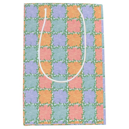 Whimsical Checkered Tile mit grünen Reben Mittlere Geschenktüte (Vorderseite)