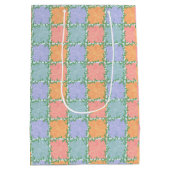 Whimsical Checkered Tile mit grünen Reben Mittlere Geschenktüte (Rückseite)