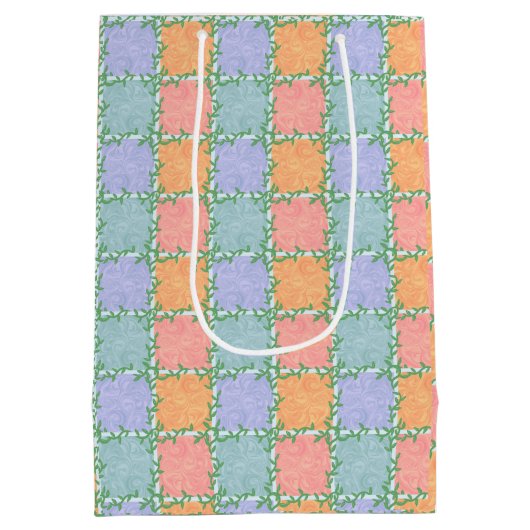 Whimsical Checkered Tile mit grünen Reben Mittlere Geschenktüte (Rückseite)