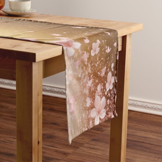 Whimsical Cherry Blossom Blizzard auf Golden Kurzer Tischläufer (Beispiel)