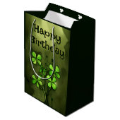 Whimsical Clovers Irish Happy Birthday Mittlere Geschenktüte (Rückseite Schrägansicht)