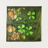 Whimsical Clovers und Irish Leprechaun Gnomes Wandteppich (Vorderseite (Horizontal))