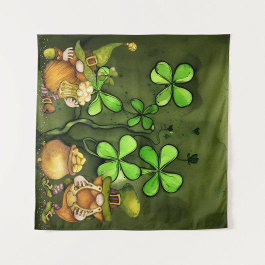 Whimsical Clovers und Irish Leprechaun Gnomes Wandteppich (Vorderseite (Horizontal))