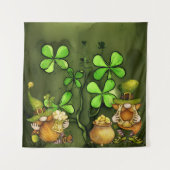 Whimsical Clovers und Irish Leprechaun Gnomes Wandteppich (Vorderseite)