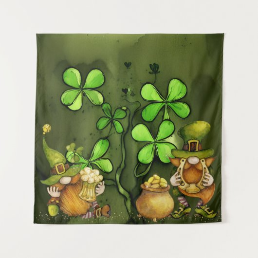 Whimsical Clovers und Irish Leprechaun Gnomes Wandteppich (Vorderseite)