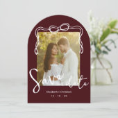 Whimsical Deep Burgundy Gebogenes Foto Save the Da Einladung (Stehend Vorderseite)