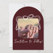 Whimsical Deep Burgundy Gebogenes Foto Save the Da Einladung (Rückseite)
