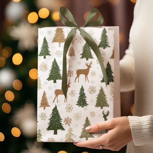 Whimsical Deers & Christmas Trees Gift Bag Mittlere Geschenktüte