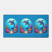 Whimsical Dolphin in einem lebendigen Korallenriff Schreibtischunterlage (Vorderseite)