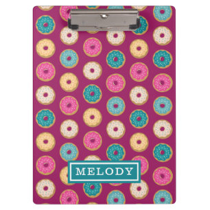 Whimsical Doughnut Pattern auf Lila Klemmbrett