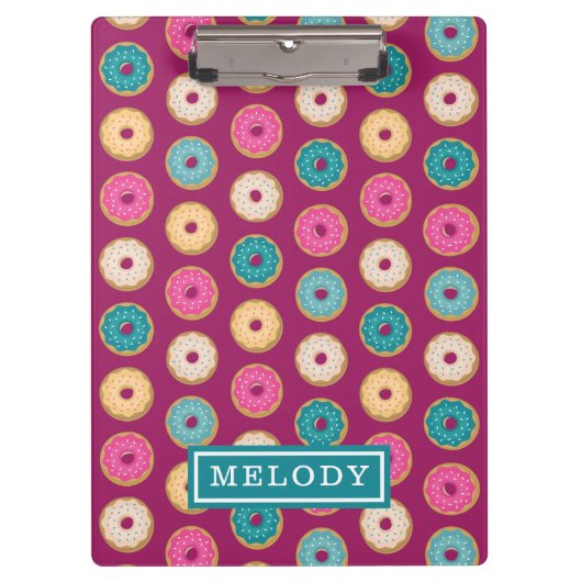 Whimsical Doughnut Pattern auf Lila Klemmbrett (Vorderseite)