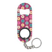 Whimsical Doughnut Pattern auf Lila Mini Flaschenöffner (Rückseite)