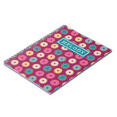 Whimsical Doughnut Pattern auf Lila Notizblock (Linke Seite)