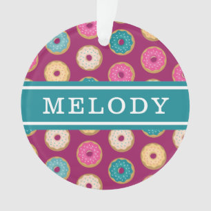 Whimsical Doughnut Pattern auf Lila Ornament