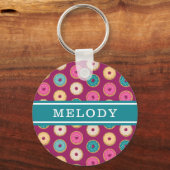 Whimsical Doughnut Pattern auf Lila Schlüsselanhänger (Vorderseite)