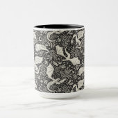 Whimsical Dragons in der Nacht - Creme auf schwarz Tasse (Zentrum)