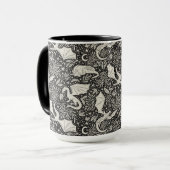 Whimsical Dragons in der Nacht - Creme auf schwarz Tasse (Vorderseite Links)