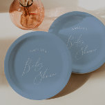 Whimsical Dusty Blue Baby Dusche Pappteller<br><div class="desc">Mit unseren skurrilen, staubblauen Baby-Duschpapier-Tellern, die sich perfekt für Ihr einfaches, modernes Boho Frühling- oder Winterfest eignen! Dieser Teller hat ein boho-chic-Ambiente mit eleganter Kalligraphie und einem minimalistisch weiß-blau-weiß-gestylten Design, das es ideal für Jungen macht. Außerdem ist es bearbeitbar, sodass Sie Ihre eigene klassische, skurrile Touch hinzufügen können, um ein...</div>