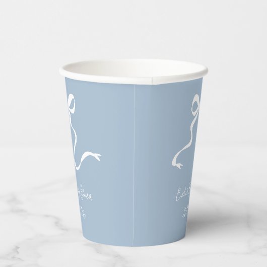 Whimsical Dusty Blue Bow Baby Dusche Pappbecher (Rechts)