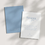Whimsical Dusty Blue Flat Vertical Baby Dusche Dankeskarte<br><div class="desc">Mit der neuen Babykarte können Sie sich für Ihr einfaches, modernes Boho Frühling- oder Winterfest begeistern. Diese Karte hat ein boho-chic-Ambiente mit eleganter Kalligraphie und einem minimalistisch weiß-blau-weiß-gestylten Design, das es ideal für Jungen macht. Außerdem ist es bearbeitbar, sodass Sie Ihre eigene klassische, skurrile Touch hinzufügen können, um ein wirklich...</div>