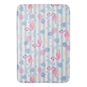 Whimsical Flamingo & Ananas Muster Badematte (Vorderseite Vertikal)