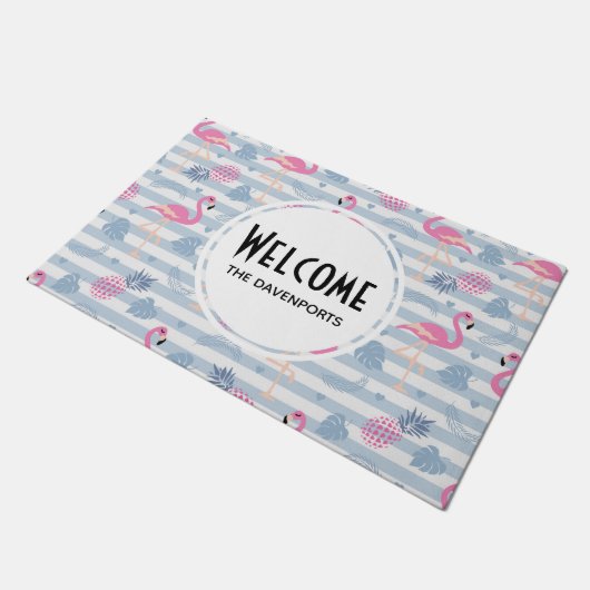 Whimsical Flamingo & Ananas Muster Willkommen Fußmatte (Schrägansicht)