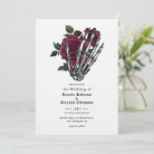 Whimsical Floral Skelett Gothic Wedding Einladung (Stehend Vorderseite)